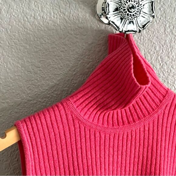 St. John Wool Turtleneck Blouse Sleeveless Crop Fuchsia Pink Rib Knit Size Small - Picture 3 of 6
